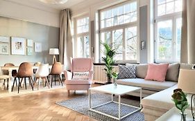 Charysma - Jugendstil trifft Moderne, Schlafzimmer mit Smart-TV, Tischfussball, Darts, Parkplatz